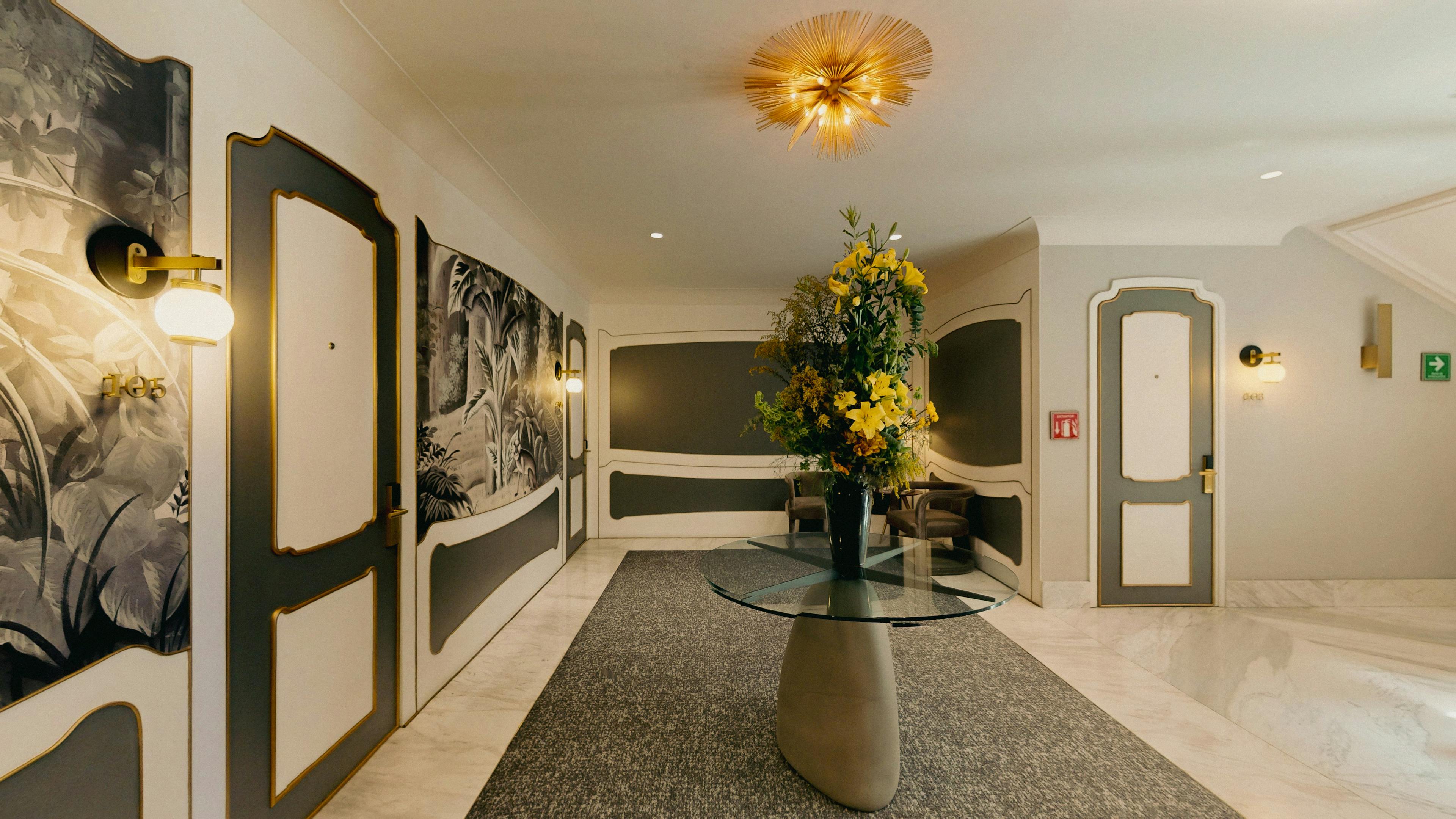 Pasillo de The Alest con obra de arte y arreglo floral